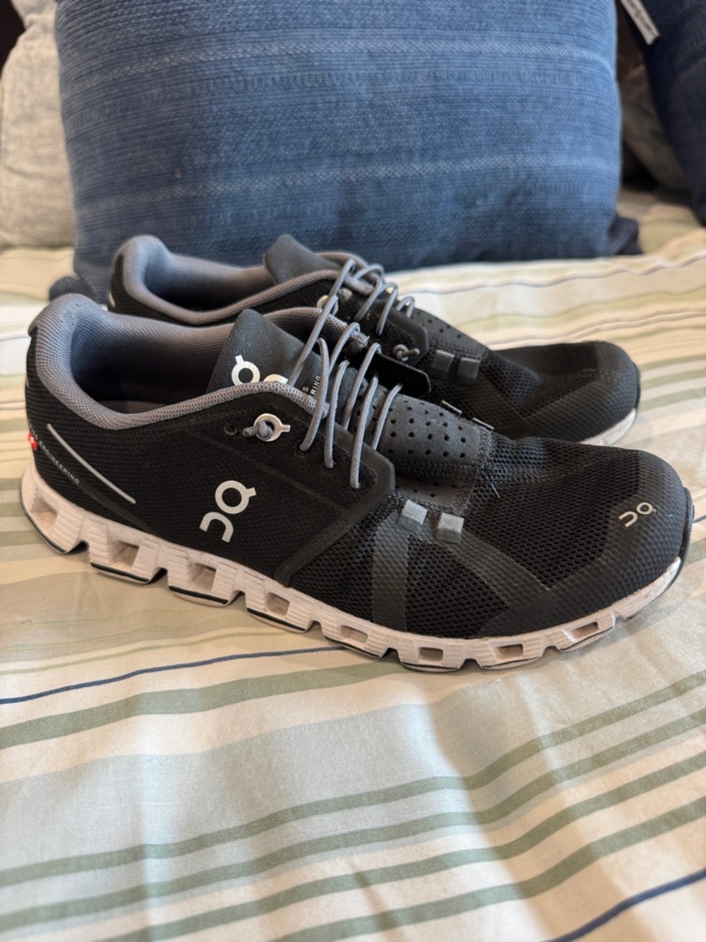 On Cloud pull on shoes